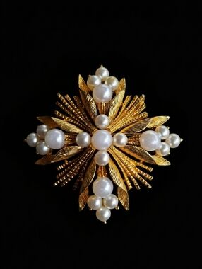 Vintage LISNER Brooch